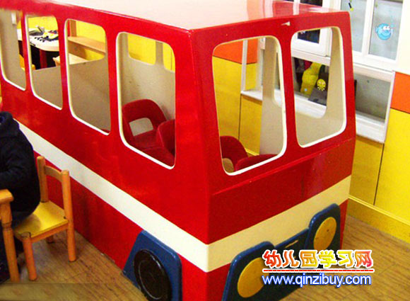幼儿园区域环境布置:公交车