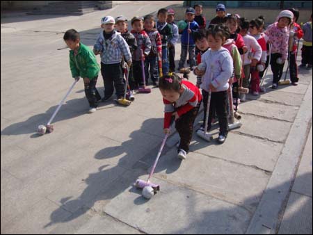 幼儿园小班户外游戏活动:送小猪回家-幼儿园教